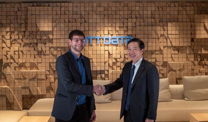EOI Space CEO Christopher Thein（左）と株式会社NTTデータ 常務執行役員 茅原 英徳（右）