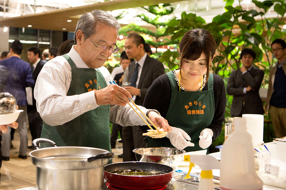肥後市長も、郷土料理「ガネ」の作り方を参加者に伝授