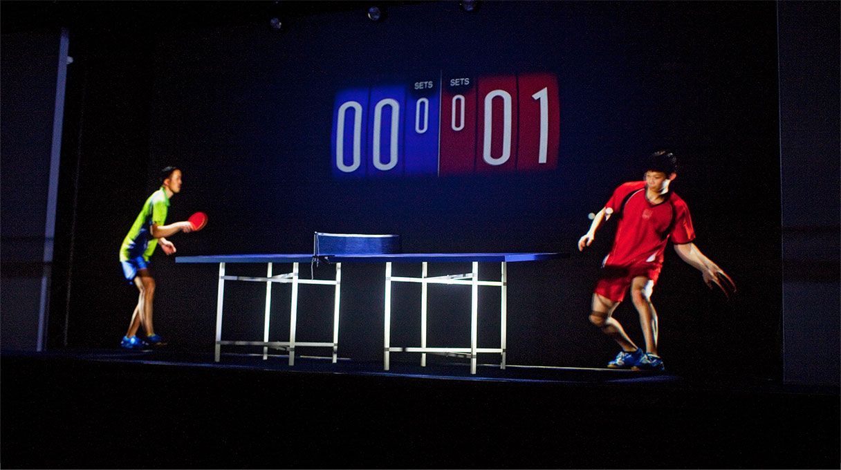 ステージに置かれた卓球台とオーバーレイ（重ねて投写）するかたちで、二人の卓球選手とボールの動きを再現した、Kirari!のコンセプトモデル。ピンポン球の移動につれて音場も移動し、実際に目の前で行われている試合を鑑賞する感覚になる。