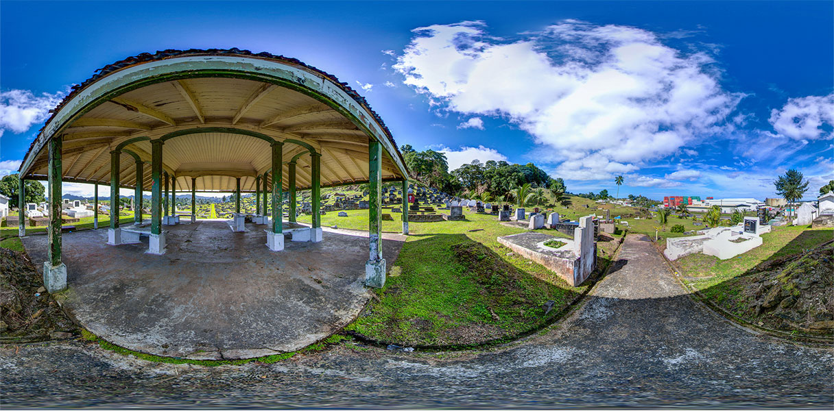 360度動画などで使われる画像を平面に展開するとこのようになる。（"Old Suva Cemetery - virtual tour in the description" photo by Nick Hobgood [Frickr]）