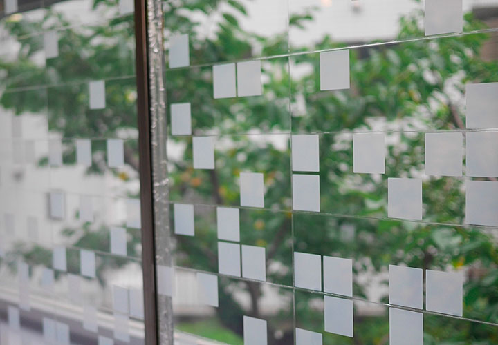 「Squama」（2012年）は、5センチ角の四角（窓）の透明度をコントロールすることができる