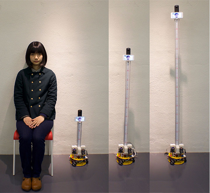 対話する人の目線に合わせてモニターの高さを変えるロボット