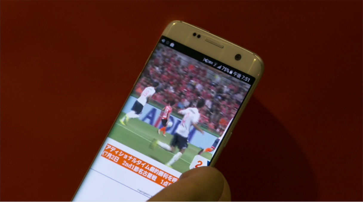 スタジアム内のWi-Fiと専用アプリを通じて、スカパー！の試合中継映像が手元で見られる。目の前のプレイとわずかなタイムラグがあるため、決定的なシーンのリプレイ映像として視聴できる。
