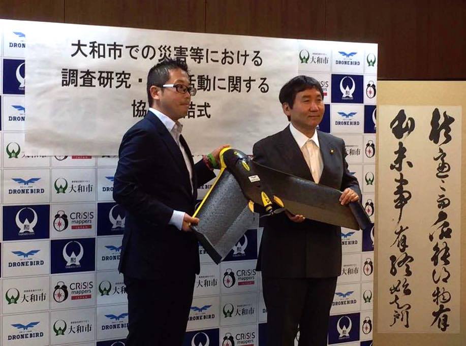 2016年9月に神奈川県大和市との協定締結を発表。写真右側は大木哲・大和市長（写真提供：クライシスマッパーズ・ジャパン）