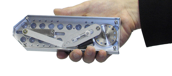 「ぶるなび」初号機（重量約250g／2007年）の内部機構モデル。箱の中を往復する分銅によって、単一方向に牽引力感覚を生成する（写真提供：NTT コミュニケーション科学基礎研究所）