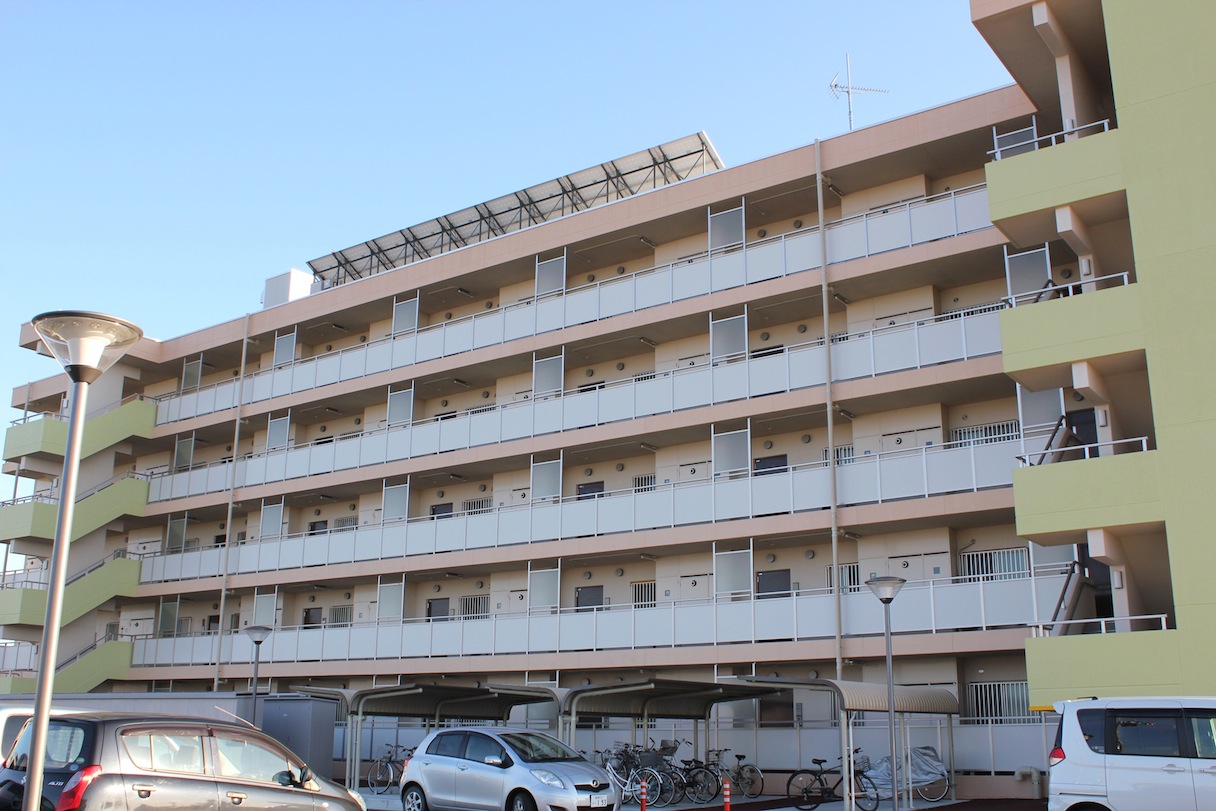 フィールドワークで訪問した復興住宅。すでに屋上には太陽光パネルが設置されている