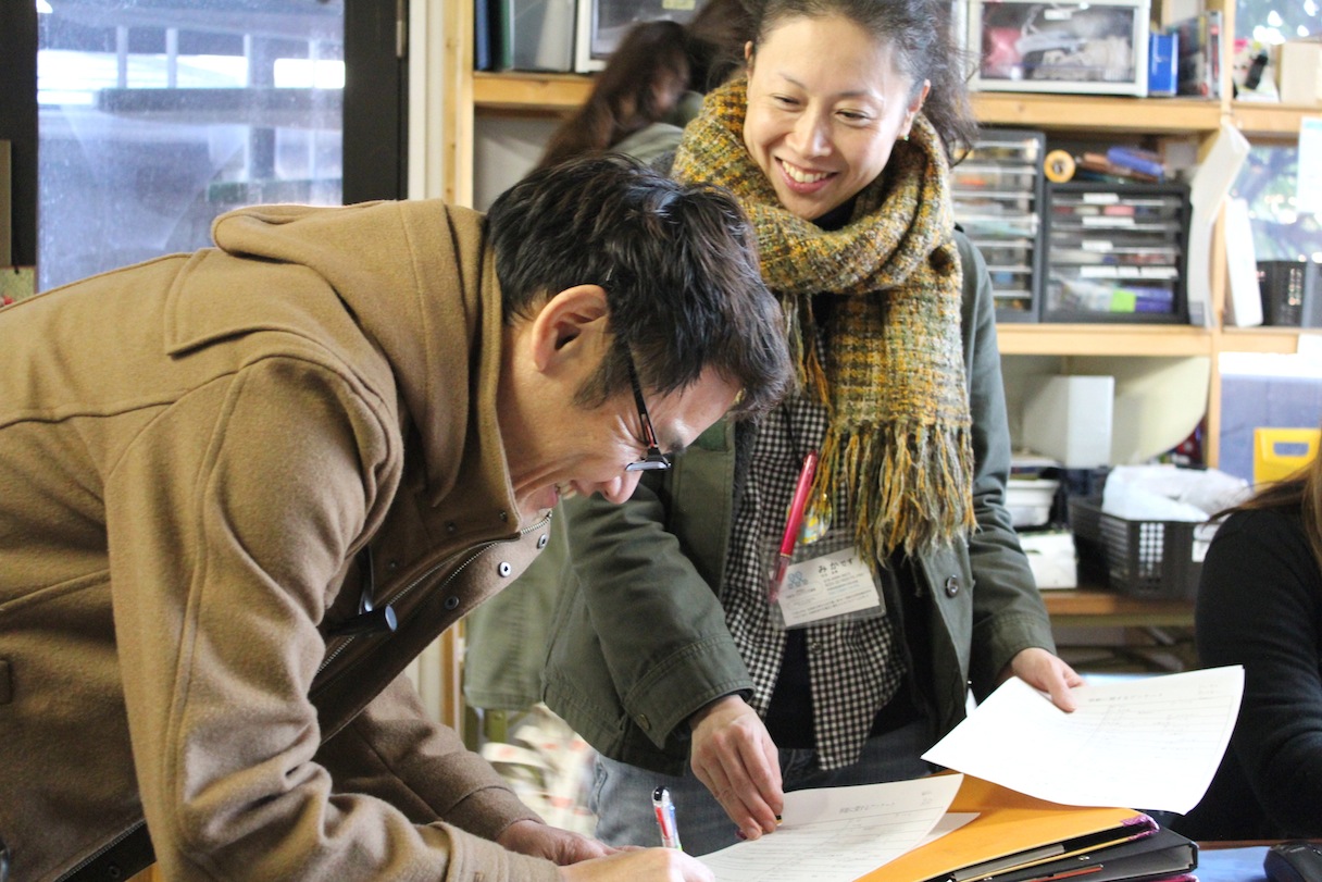 フィールドワーク終了後のアンケートの集計の様子