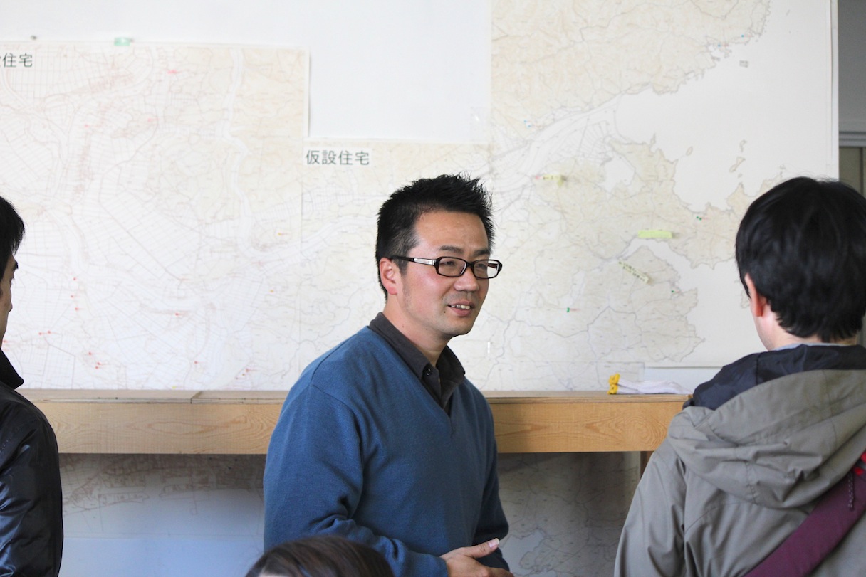  日本カーシェアリング協会の拠点で、集まった参加者に活動の主旨を説明する、吉澤武彦 代表理事