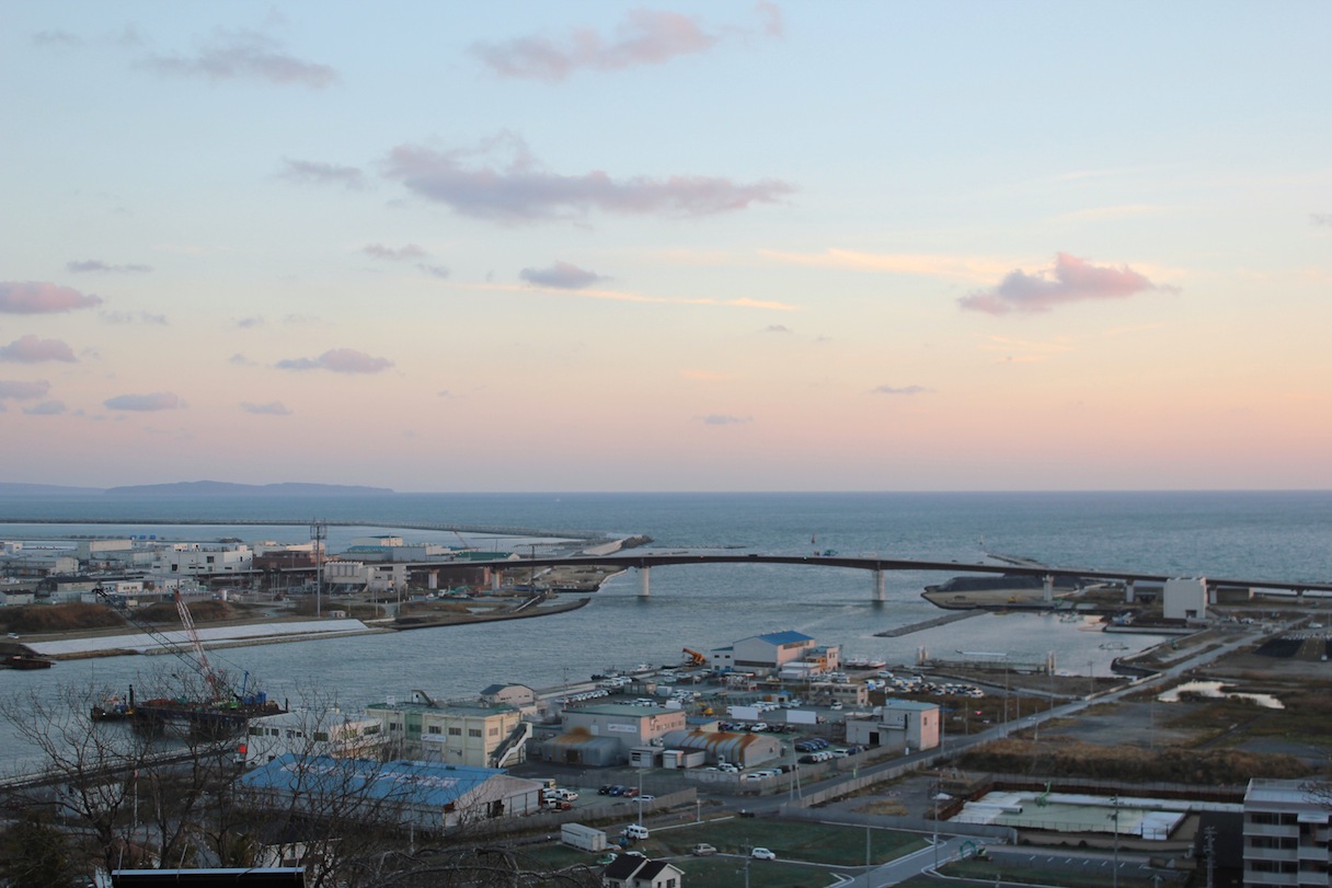 石巻市中心部の高台日和山公園から望む、復興が進む旧北上川河口付近の現在