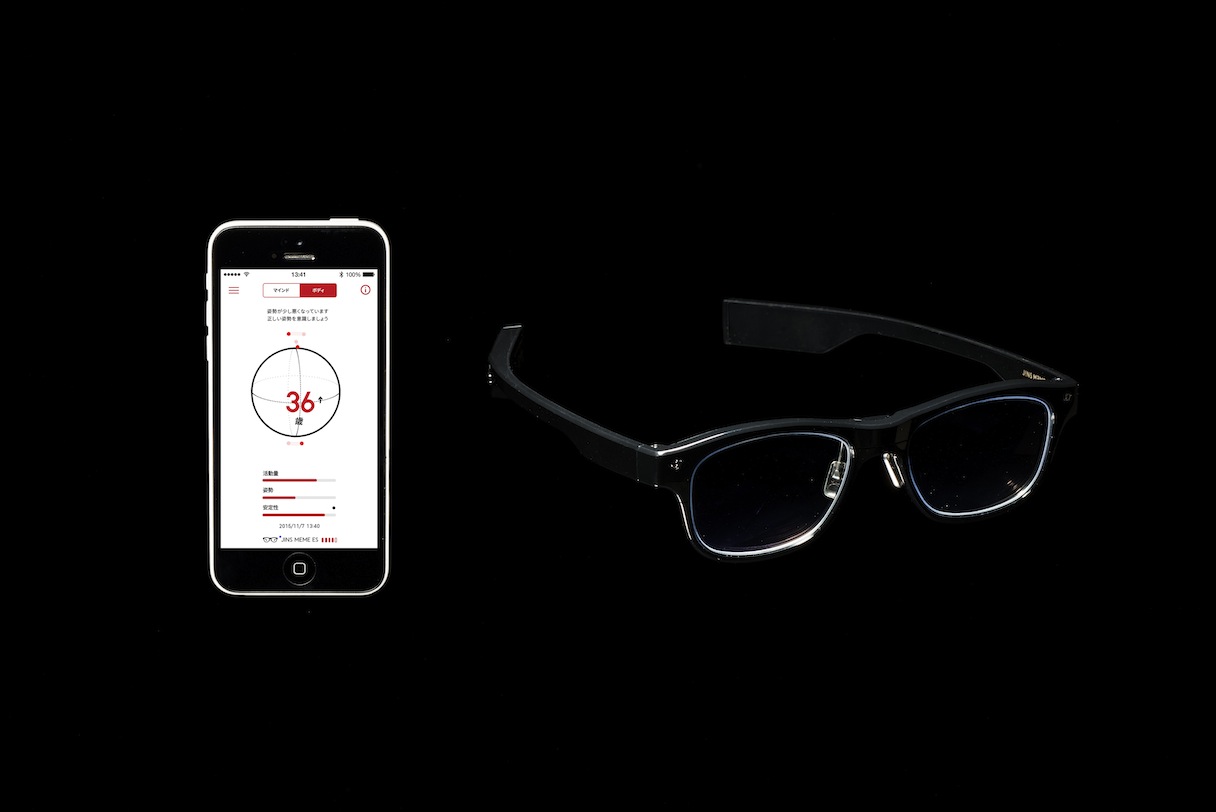 稲見さんが開発に参加したメガネ型デバイス「JINS MEME（ジンズ・ミーム）」。専用のスマートフォンアプリと連携し、装着者の身体情報を分析する機能を持つ（※装着時の表示を想定し、アプリ画面を合成しています）