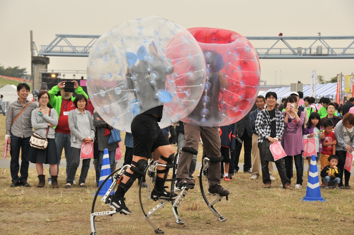 超人スポーツ協会の認定競技のひとつ「バブルジャンパー」。球状のバブルバンパーを身に着け、バネでジャンプ力を強化した選手同士がぶつかり合う（写真提供：超人スポーツ協会）