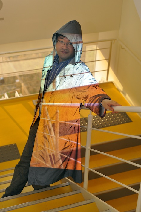 稲見さんが開発した、「光学迷彩」技術を用いたマント。再帰性反射材を用い、透明人間のような視覚効果を実現した（写真提供：東京大学稲見研究室）