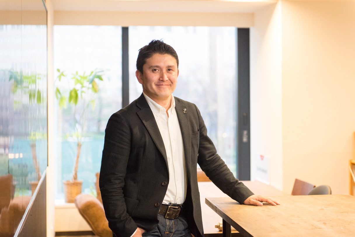 重松大輔（しげまつ・だいすけ）　株式会社スペースマーケット代表取締役。1976年千葉県生まれ。千葉東高校、早稲田大学法学部卒。2000年NTT東日本入社。主に法人営業企画、プロモーション（PR誌編集長）等を担当。2006年、当時10数名の株式会社フォトクリエイトに参画し、新規事業、広報、採用などを担当。2013年7月東証マザーズ上場を経験。2014年1月、全国の遊休・空きスペースをマッチングする株式会社スペースマーケットを創業。一般社団法人シェアリングエコノミー協会代表理事。