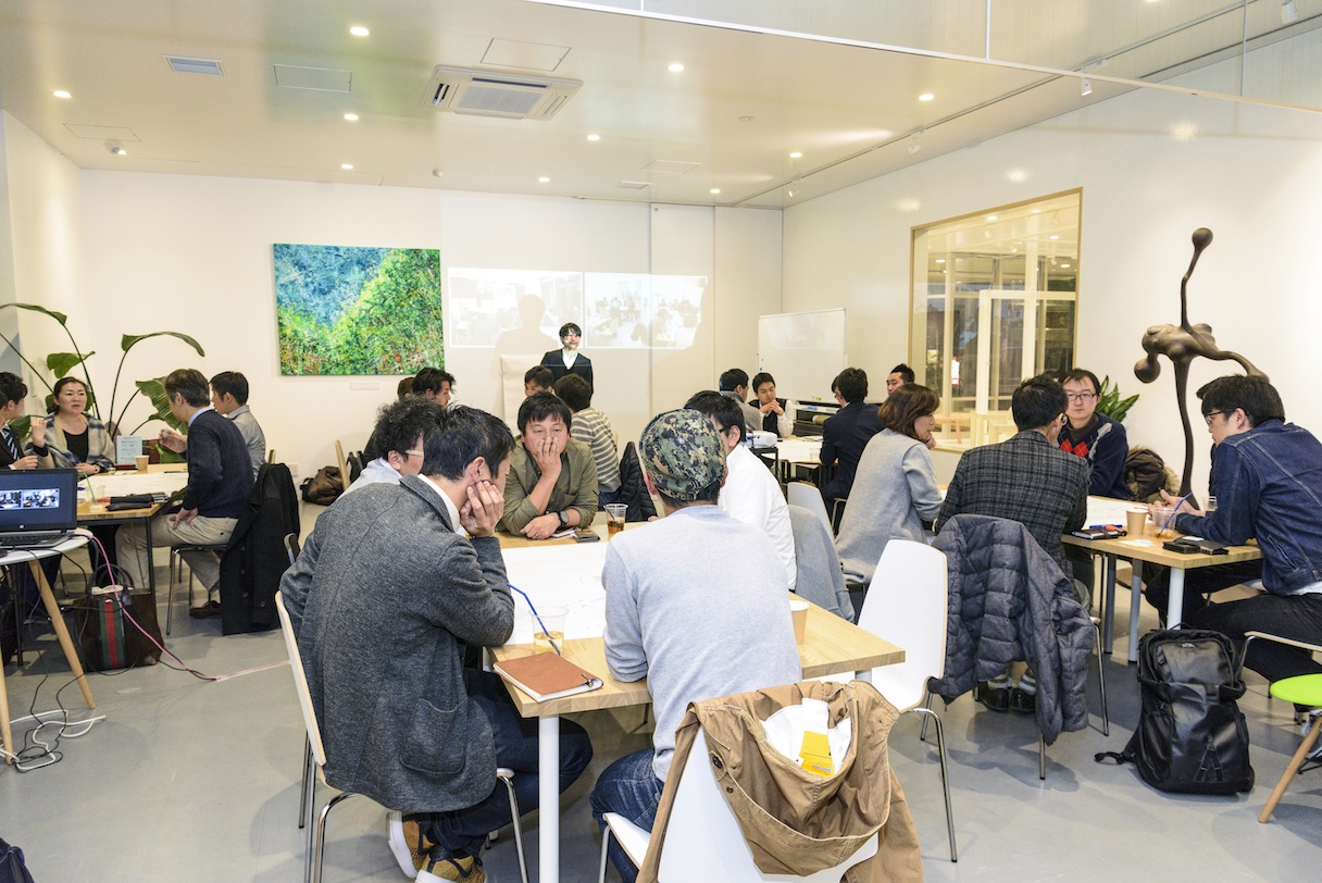 浜松会場の様子。約20名の男女が参加した