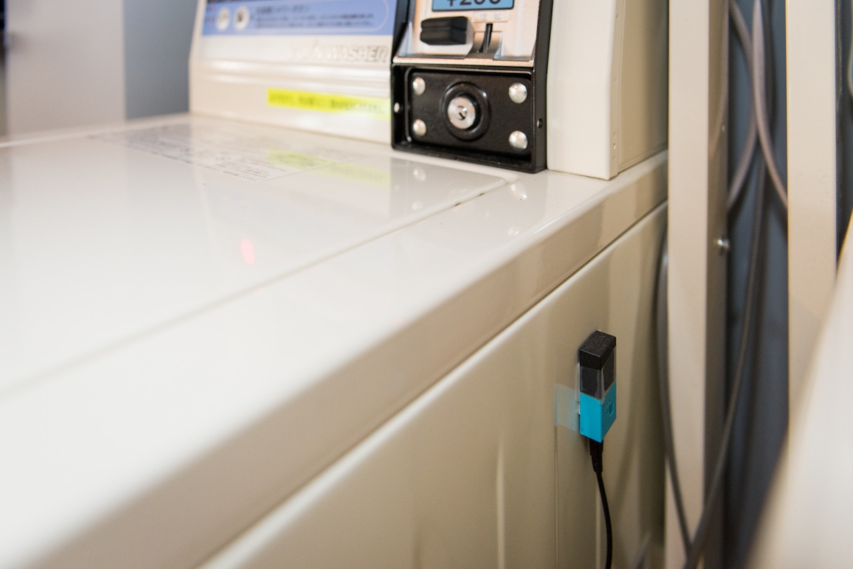 洗濯機側面についた「MESH」では振動をセンシング。こちらは外付けのモバイルバッテリーによって給電されている