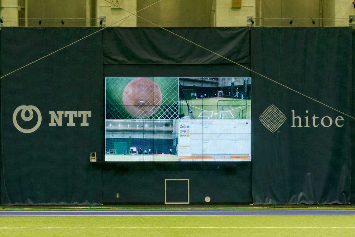 スクリーンには、スタジアム内を異なる角度から撮影した映像を同時に映し出すことができる