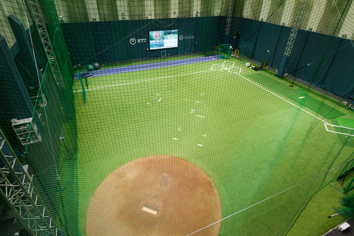 ボールの速度計測や軌道分析、投手が投球フォームを確認できる機能などを備えた「スマートブルペン」