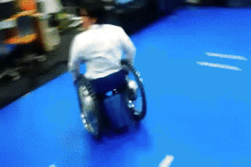 図5：パラリンピック銀メダリスト上原大祐氏が「電動アシスト付オムニホイール型車椅子」を楽しむ様子 出典：チーム「スライ・ド・リフト」より提供