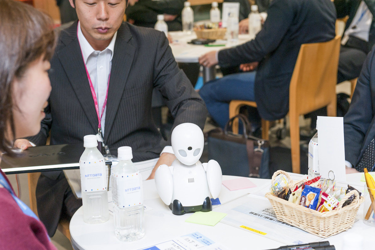 「OriHime」をパソコンやタブレットとつなげて操作することで、遠隔でのコミュニケーションが行える