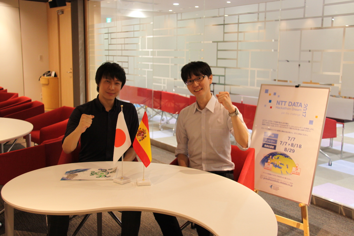 優勝チームの小間洋和さん（左）と岡田哲明さん（右）