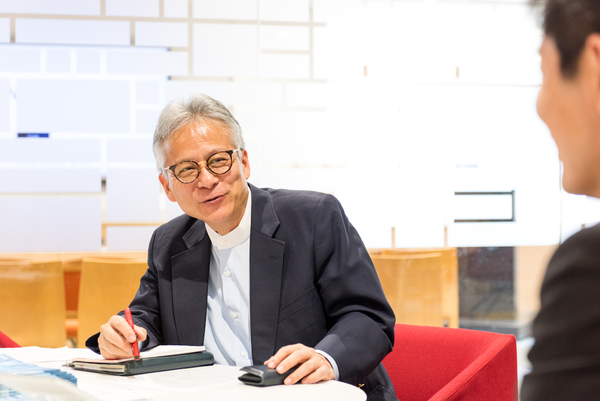 石井 裕（いしい・ひろし）／1956年東京生まれ。MIT（マサチューセッツ工科大学）メディアラボ副所長。専門は情報工学。78年北海道大学工学部電子工学科卒業、80年同大学院情報工学専攻修士課程修了後、電電公社（現NTT）入社。86年～87年、GMD研究所（西ドイツ）客員研究員。88年よりNTTヒューマンインターフェース研究所で、コンピューター支援による協調作業（CSCW=Computer Supported Cooperative Work）グループを率いて「チームワーク・ステーション」と「クリアボード」を開発。93～94年トロント大学客員助教授。95年よりMIT準教授。MITメディアラボ日本人初のファカルティ・メンバーに。ヒューマン・コンピュータ・インタラクション（HCI）についての新しいビジョン「タンジブル・ビッツ」を探究するタンジブル・メディア・グループを設立。