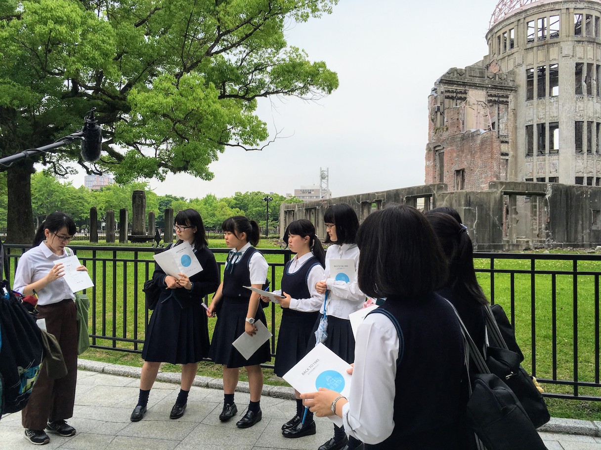 広島のまち歩きのしおり「ワークブック」の実地検証中の広島女学院の高校生たち