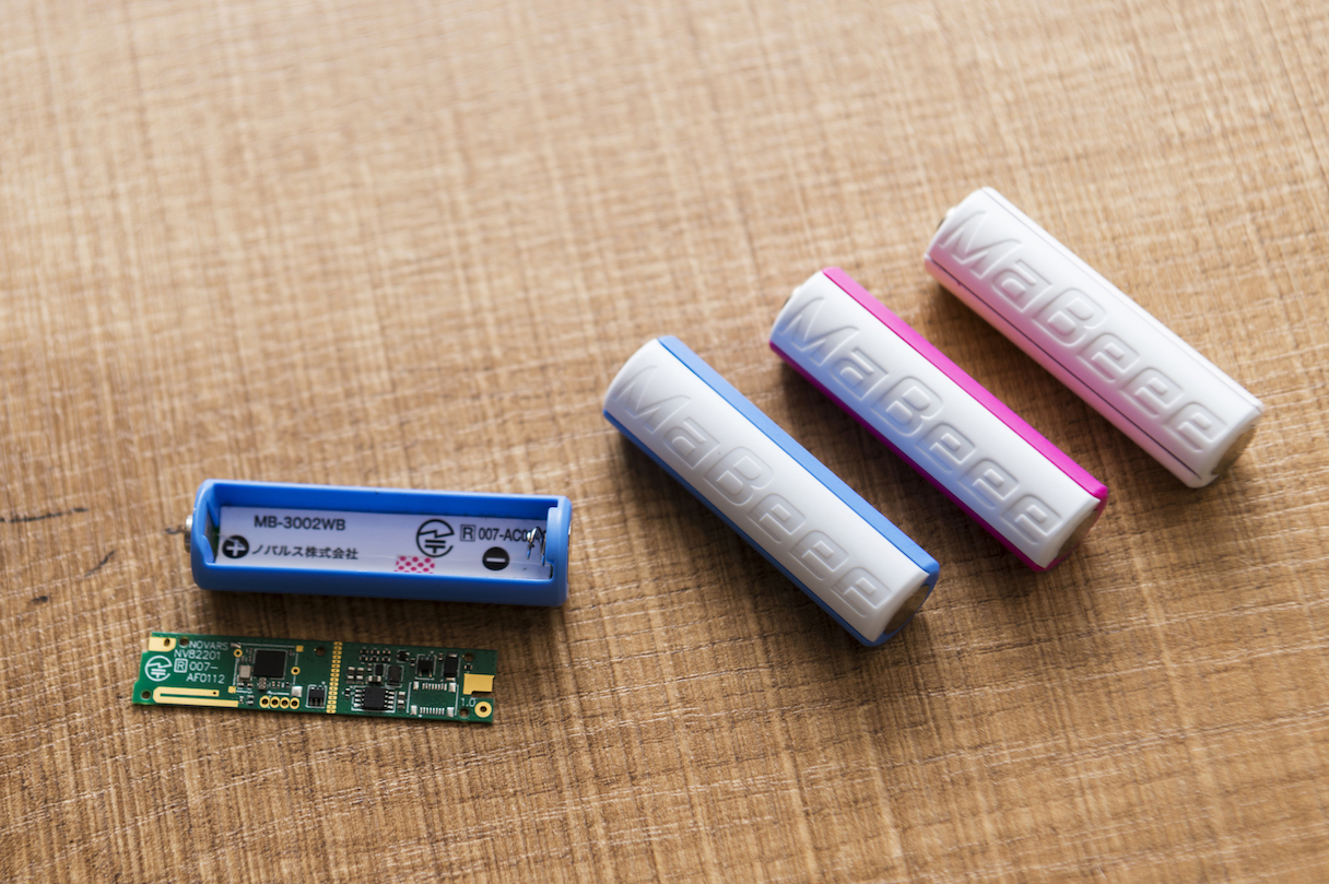乾電池型IoTデバイスMaBeee本体と内蔵する回路。左から「コントロールモデル」（青色）、「モニタリングモデル」（ピンク）、量産準備中の「ビーコンモデル」（白色）と各モデルで配色が異なる