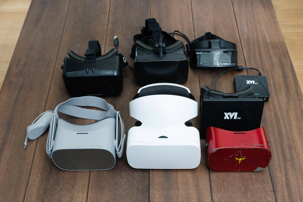 歴代のヘッドマウントディスプレイ(HMD)（近藤さん所有）。右下の赤いHMDは近藤さんのカスタマイズによるシャア専用OculusGo。