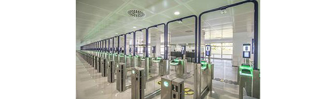 空港に設置された顔認証ゲート