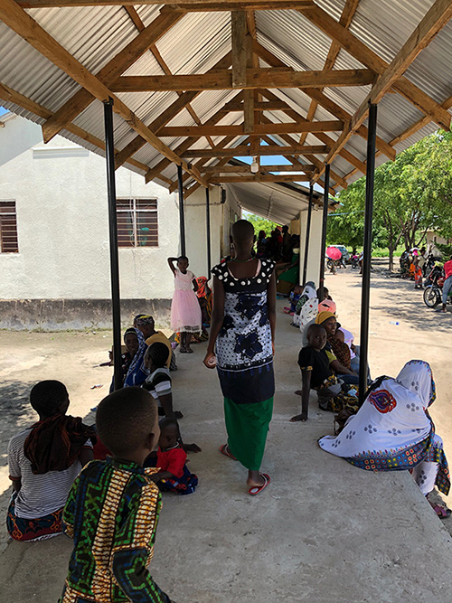 アクセスが悪く、数少ないタンザニア農村部の診療所で長時間診察を待つ患者たち