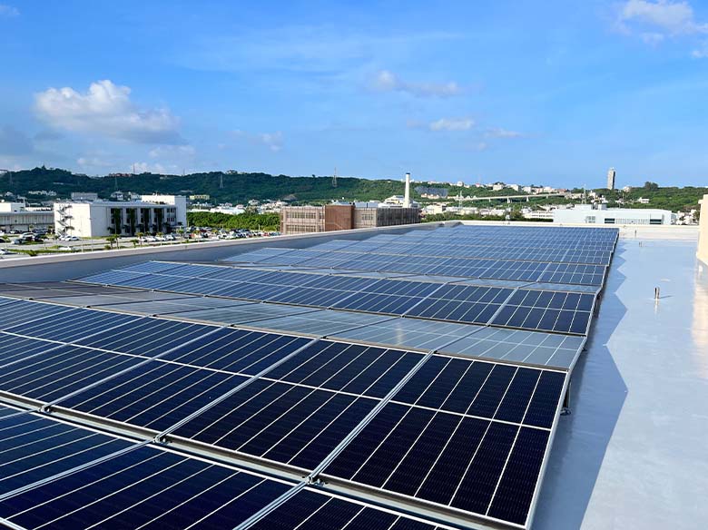 図2：IT津梁パーク企業集積施設7号棟 屋上に設置した太陽光パネル
