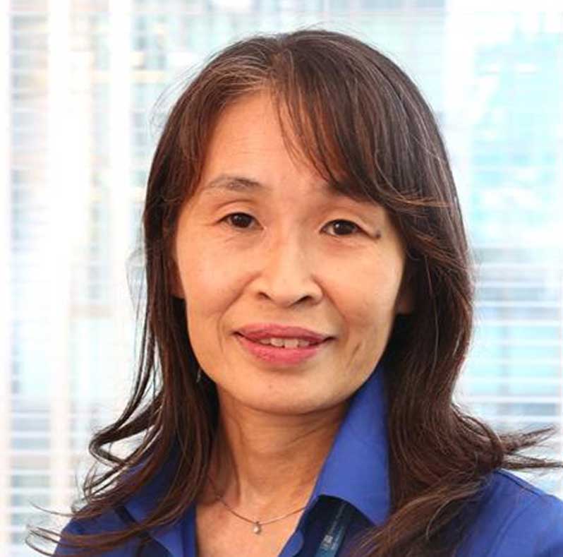 石原 由美 氏